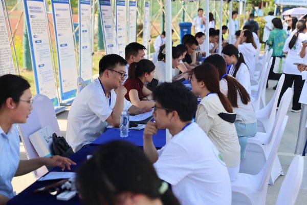 股配资平台 新华解码 | 构建“一张网” 服务更精准——解析进一步健全就业公共服务体系的意见